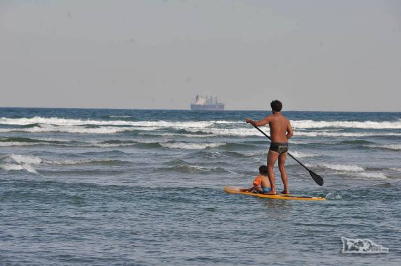 Standup paddle em família na praia de Ibiraquera, em Imbituba, litoral sul de Santa Catarina